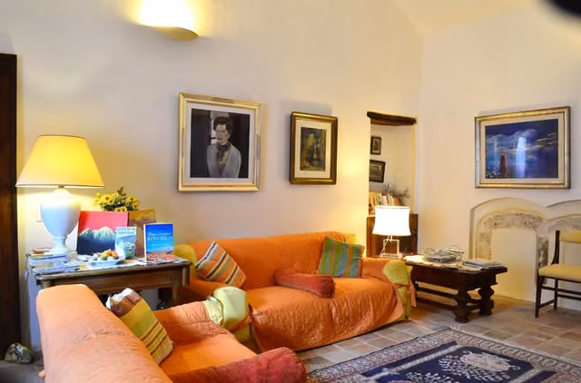 L'area soggiorno del B&B La Residenza a Rosciolo dei Marsi, con divani e arredi d'epoca