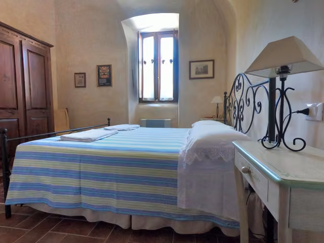 Dettaglio del letto di una camera del B&B La Residenza a Rosciolo dei Marsi