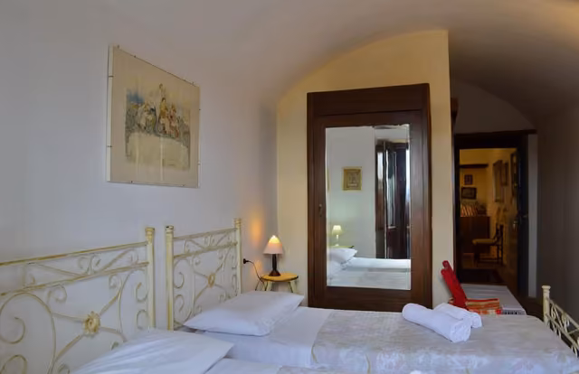 Una camera del B&B La Residenza con letto in ferro battuto