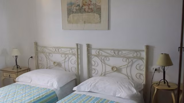 Una camera del B&B La Residenza a Rosciolo dei Marsi, con pareti in pietra