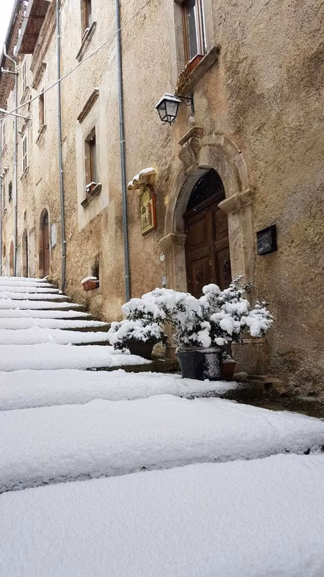 Il B&B La Residenza a Rosciolo dei Marsi con la neve davanti all'ingresso
