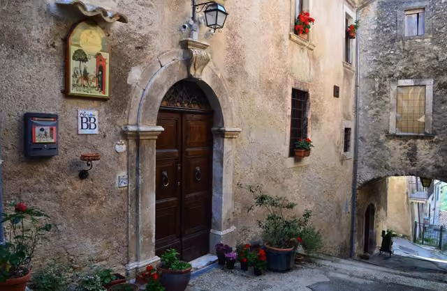 La porta di legno dell'ingresso del B&B La Residenza a Rosciolo dei Marsi