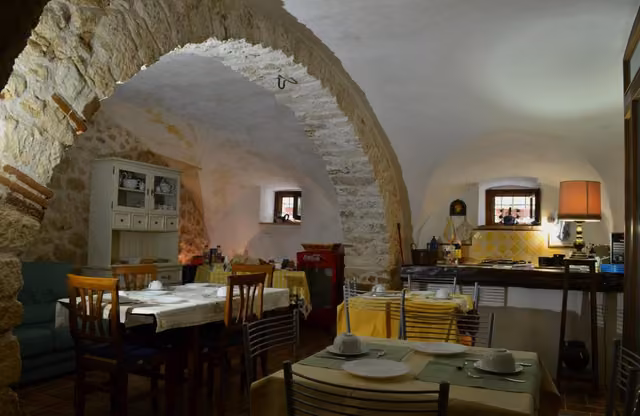 La sala colazioni del B&B La Residenza, ricavata nella roccia